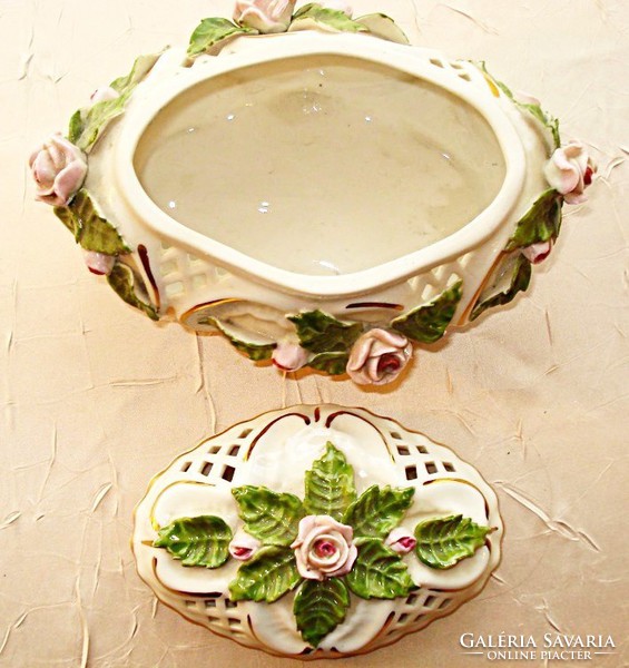 Áttört porcelán bonbonier, plasztikus  rózsa díszítéssel