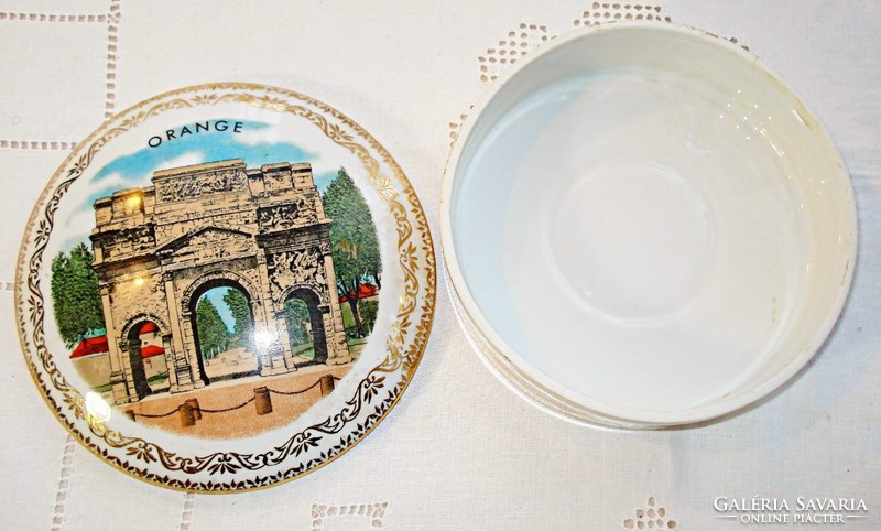 Különleges Monte Carlo-i porcelán,vajtartó vagy camembert sajttartó