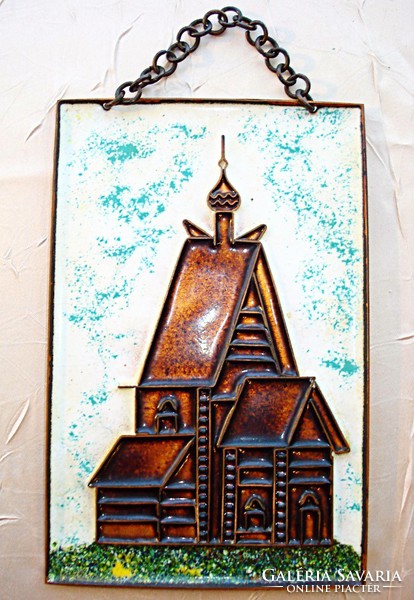 Templomot és falusi házakat ábrázoló zománcozott réz falikép