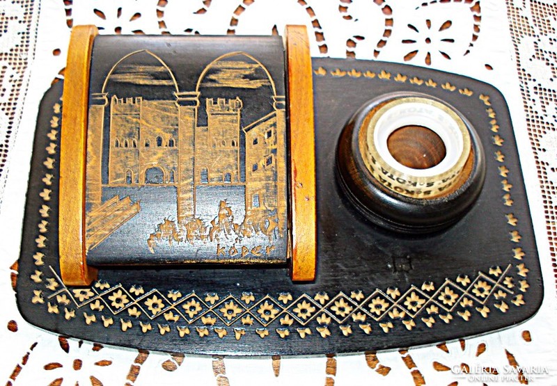 Asztali fa írószertartó Koper felirattal, a koperi várral