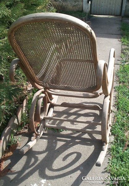 Original marked antique mundus thonet rocking chair for restoration. And a kohn. Now Saturday delivery!