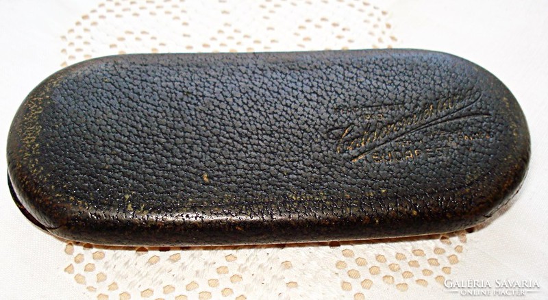 Antik bőrrel bevont vaslemez cvikkertartó ( 1800-as évekből)