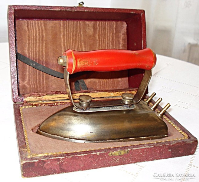 Antique electric iron with removable handle /1920/