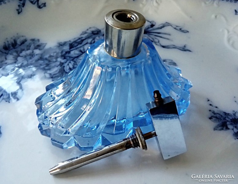 Kék parfümös üveg