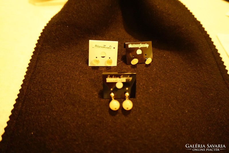 Earrings made from rose quartz.