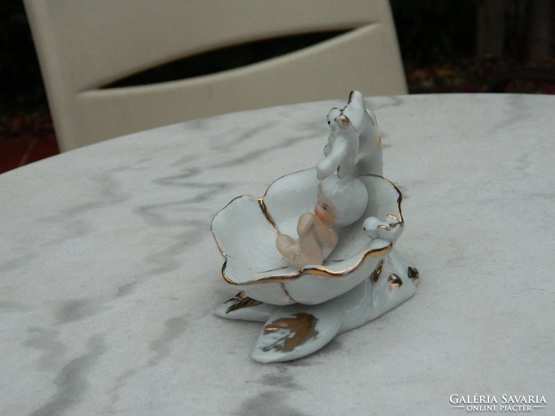 Nápolyi jelzett porcelán szobor : kisded levélen -hüvelyk Panni