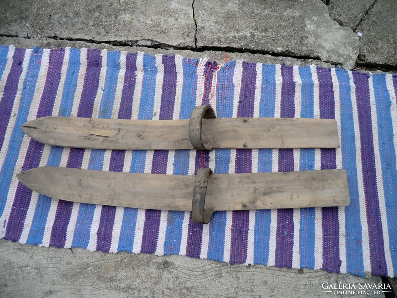 Antik kézi készítésű hótalp ami fenntart a havon bőrszíjjal 90 cm hosszú 8-9 cm széles 