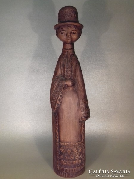 Gyűjteményből Kovács Mária KM  szignóval jelzett - Vőlegény kalapban kerámia szobor a nagy méret!
