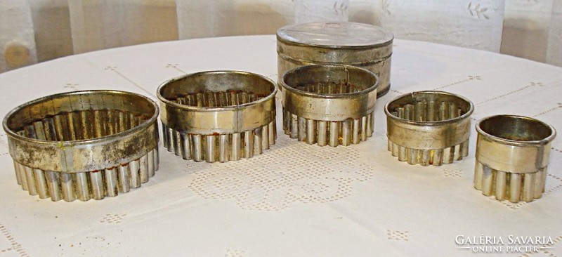 Békebeli linzer szaggató készlet (5 db ) saját fedeles dobozában