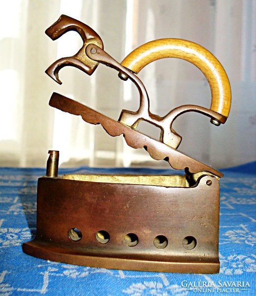 Small copper iron with horse-shaped iron, cast iron soleplate