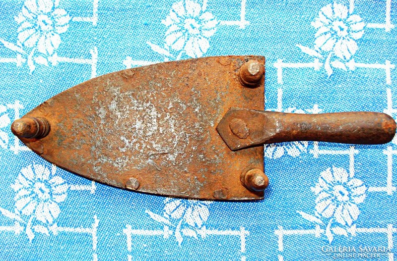 Small copper iron with horse-shaped iron, cast iron soleplate