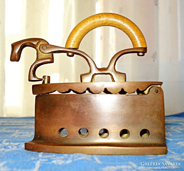 Small copper iron with horse-shaped iron, cast iron soleplate