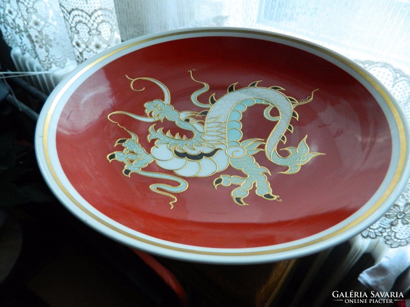 Wallendorf centerpiece with dragon pattern