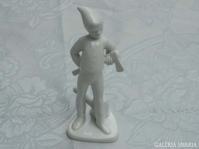 White porcelain figure: a child with an ax is rare!