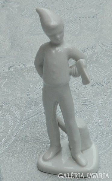 Fehér porcelán figura : Baltás gyerek RITKA!