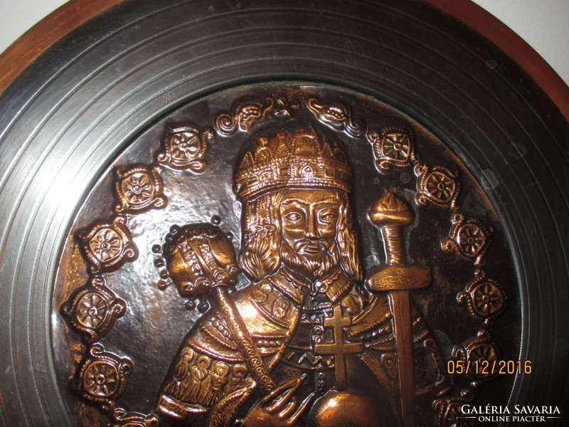 Szent István királyt ábrázoló réz/bronz(?) falidísz