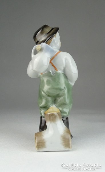 0R419 Régi Zsolnay porcelán vízhordó kisfiú figura
