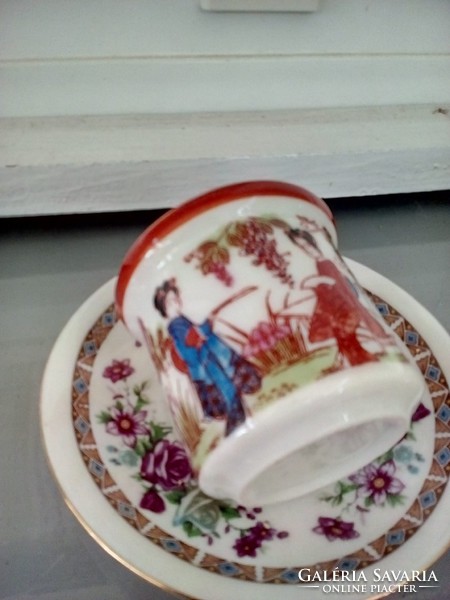 Porcelán, váza és csésze