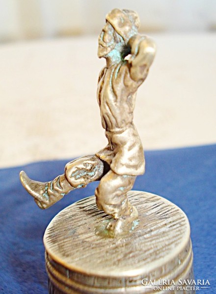 Orosz ezüst vodkás pohár, táncoló kozák figurával