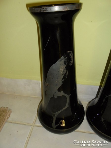 Antik fekete üveg váza páros ezüsttel festett papagájjal