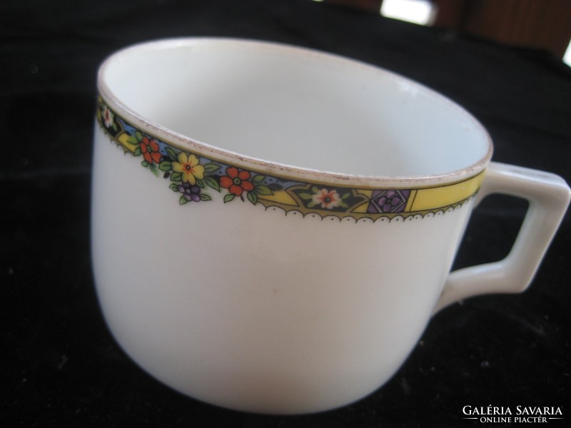 Zsolnay antik , ritkán elő forduló  teás csésze , öttornyú  arany színű  jelzéssel  8,5x5,5  cm