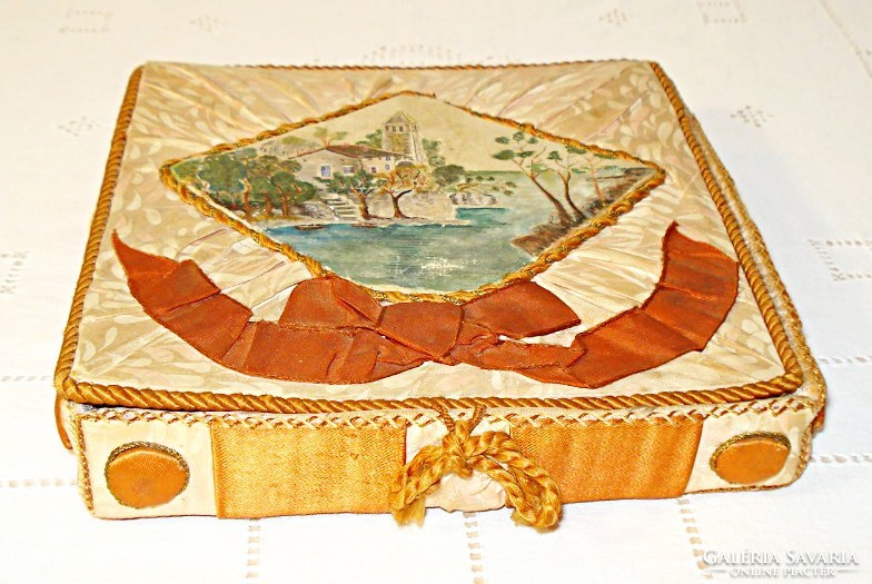 Kézzel készült selyem ékszer v.zsebkendőtartó doboz (az 1900-as évek elejéről)