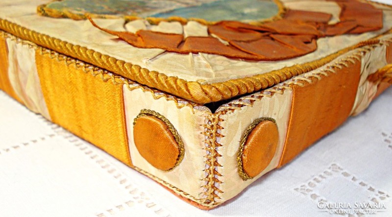 Kézzel készült selyem ékszer v.zsebkendőtartó doboz (az 1900-as évek elejéről)