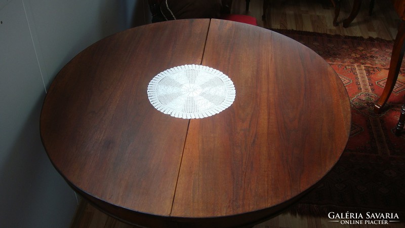 Nagyméretű kör asztal.