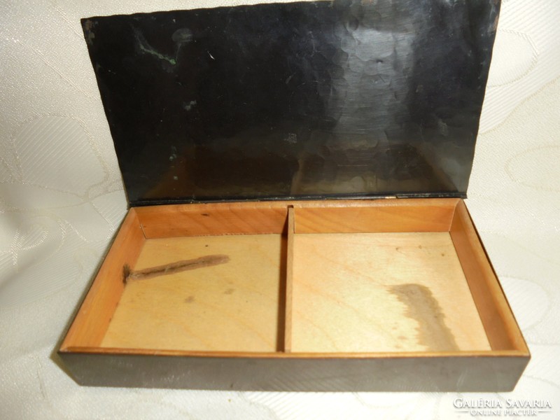 Iparművészeti fém cigarettás doboz fa belsővel