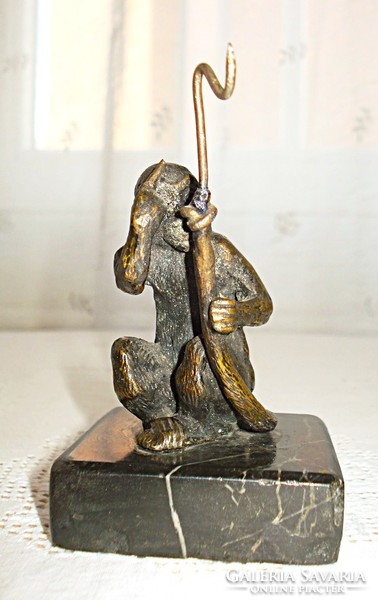 Fekete márvány talpon, bronz majom szoborka - zsebóratartó