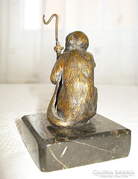Fekete márvány talpon, bronz majom szoborka - zsebóratartó