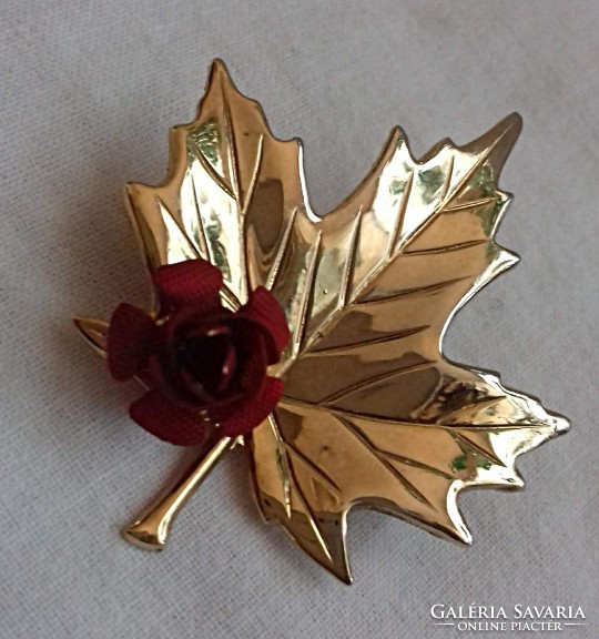 Gilded leaf-shaped brooch pin decorated with a small red rose