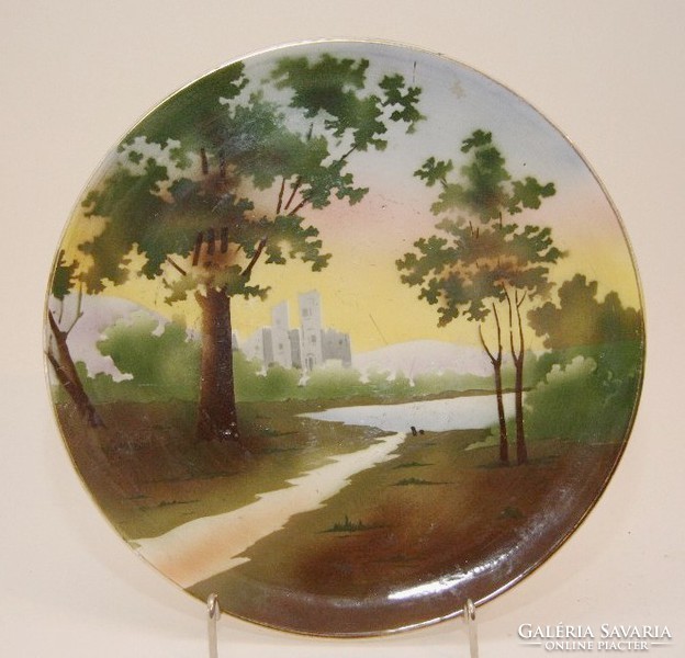 Porcelán tányér várat ábrázoló erdős tájképpel