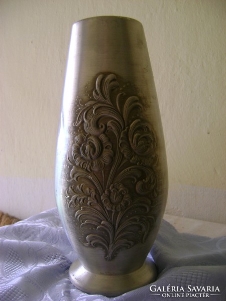 Szépen díszített nagyobb méretű alpaka váza