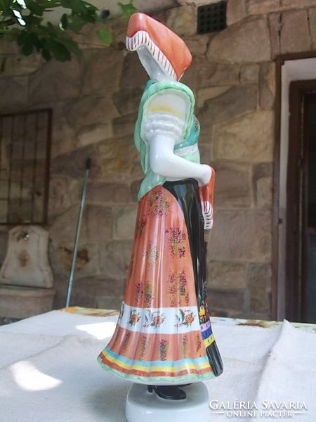 Nagyméretű Hollóházi figura-Népviseletes leány hibátlan-29 cm