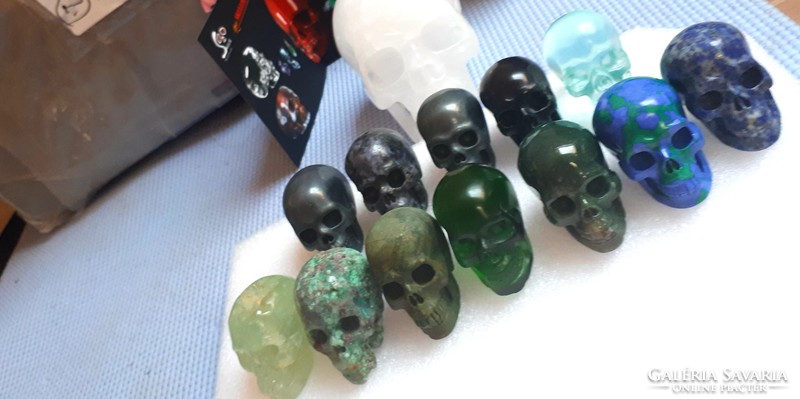 Original carved crystal skull approx: 5 cm and weighs 7-10 dkg