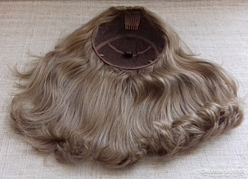 Branded wig in medium blonde color that can be attached to the roof of the head, in good condition