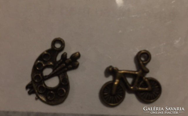 2 db bronz színű bizsu medál, kerékpár és festő paletta (NB)