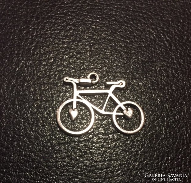 Ezüst színű bizsu medál, kerékpár (NB)