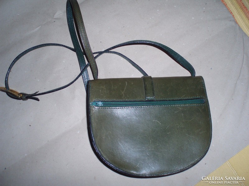 Vintage vogue genuine leather shoulder bag.