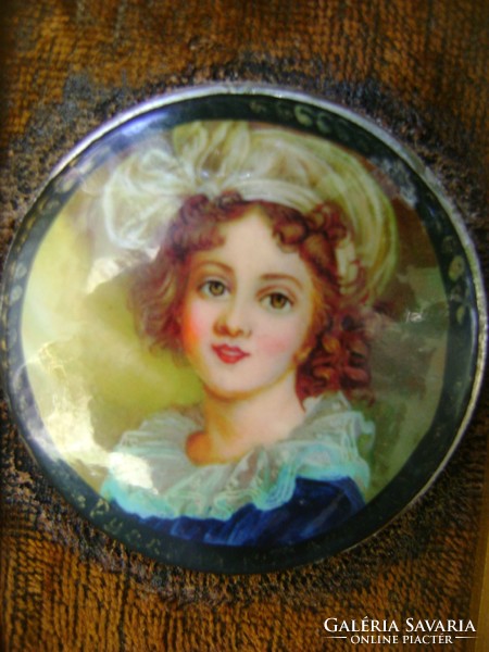 Csodálatosan szép miniatűr női portré fa keretben