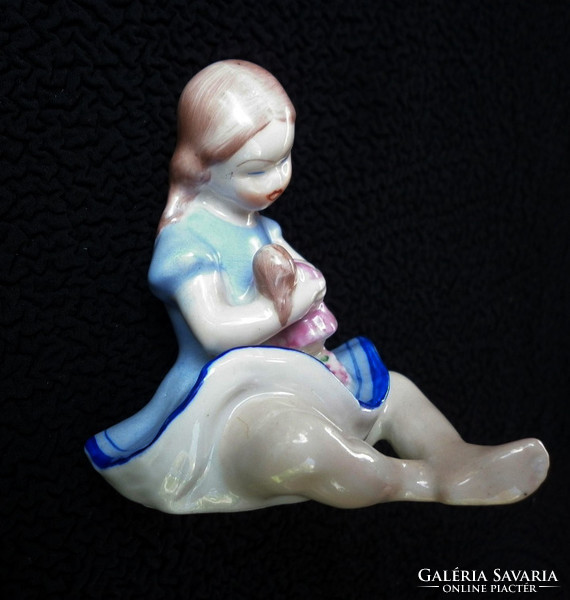 Régi kőbányai babázó kislány porcelán figura