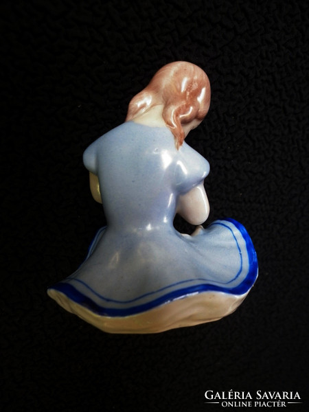 Régi kőbányai babázó kislány porcelán figura