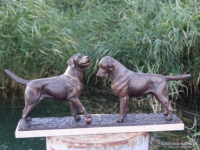 Labrador bronz szobor játszó labradorok