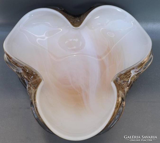 An artistic ornament glass serving bowl