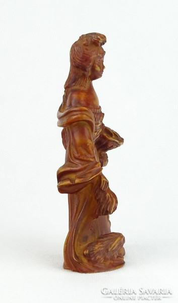 0R384 Kosarat vivő nő nyúllal műgyanta szobor