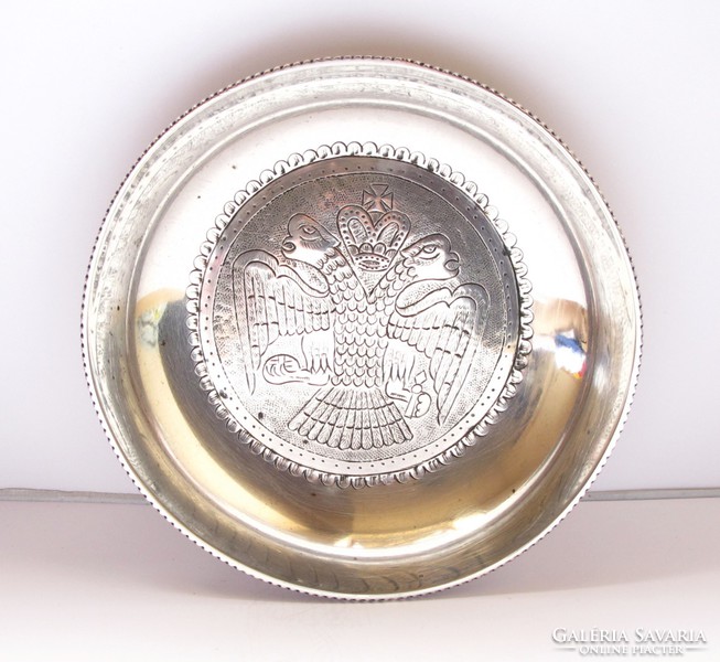 Kétfejű birodalmi sassal díszített régi ezüst tál.