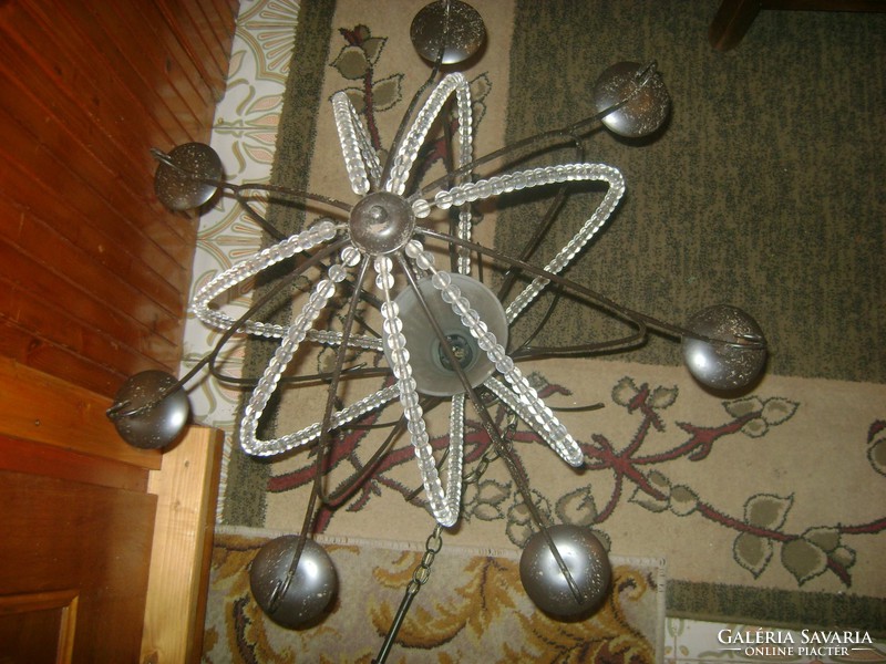Régi kovácsoltvas-üveg kombinált csillár gyertyatartókkal, üveg gyöngyökkel