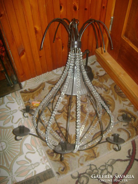 Régi kovácsoltvas-üveg kombinált csillár gyertyatartókkal, üveg gyöngyökkel