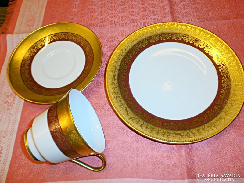 Arannyal díszített görög mintázatú porcelán reggeliző